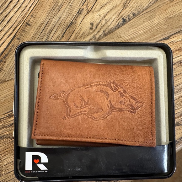 ARKANSAS RAZORBACKS Leather TriFold Wallet NEW brown - Picture 1 of 2